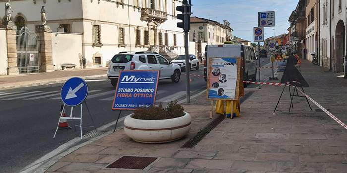 LAVORI IN CORSO A MOZZECANE PER COLLEGARE ALLA FIBRA OTTICA DI MYNET SEDI ISTITUZIONALI E AZIENDE