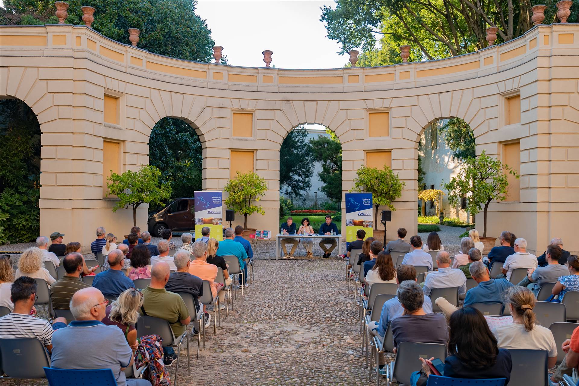 DER DIREKTOR VON MYNET UND DIE NUMMER EINS DER ITALIENISCHEN INTERNETANBIETER-VERBANDES ERZÄHLEN DREISSIG JAHRE INTERNET