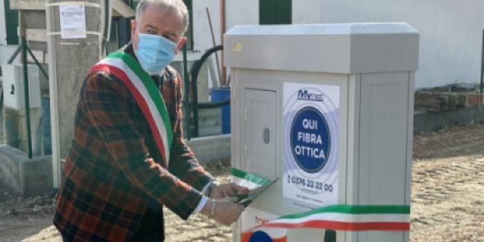 A San Giacomo delle Segnate stamattina taglio del nastro per la fibra ottica in paese